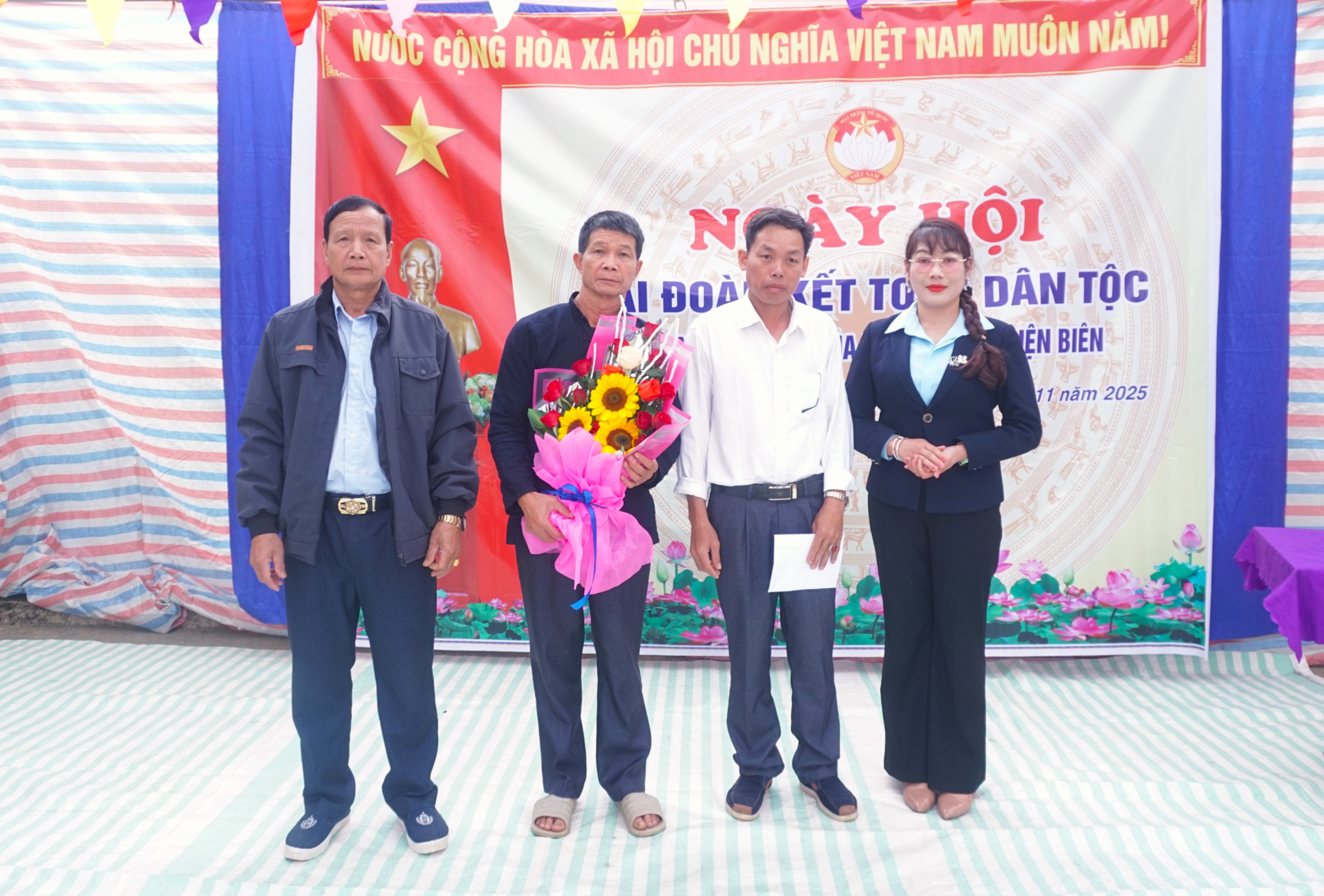 Bản Na Dôn, xã Núa Ngam tổ chức Ngày hội Đại đoàn kết toàn dân tộc năm 2025