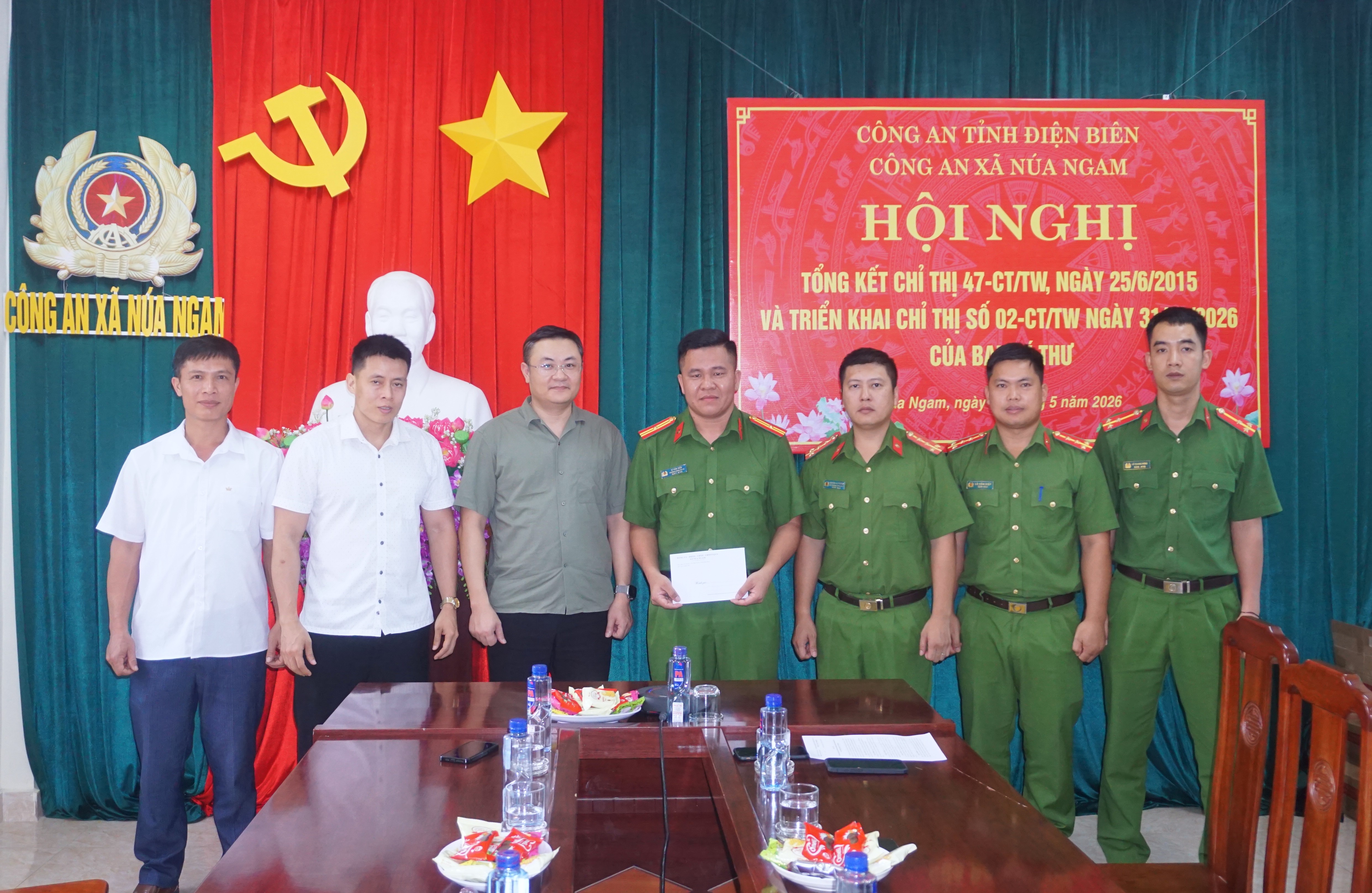 Khen thưởng đột xuất tập thể Công an xã Núa Ngam