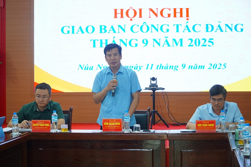 Đ/c N&ocirc;ng Quang Thắng - B&iacute; thư Đảng ủy, Chủ tịch HĐND x&atilde; chủ tr&igrave; Hội nghị